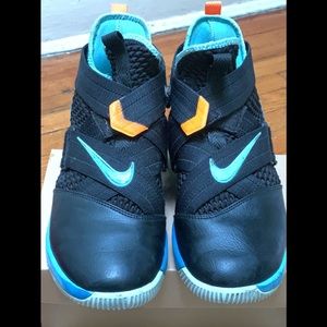 Lebron Soldier FlyeEase Sneaker Black Blue gaze